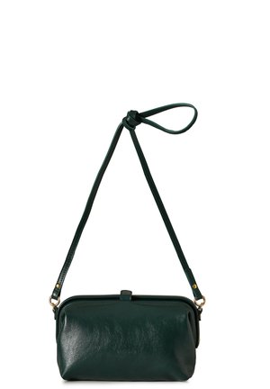 Bolso bandolera de cuero verde oscuro con una correa larga ajustable y herrajes metálicos de tono dorado, aislado sobre un fondo blanco.