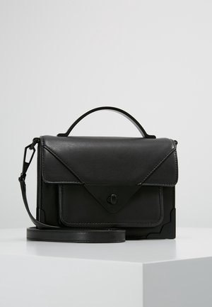 Czarna prostokątna torebka ze skóry z górnym uchwytem, przednią klapką w stylu kopertowym, małą klamrą oraz odpinanym paskiem na ramię na białym tle.