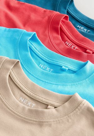 Négy pamut póló szettje bézs, türkiz, piros és tengerészkék színekben. Kerek nyakkivágással és a belső galléron látható márkajelzéssel rendelkezik.