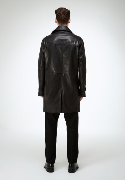 Schwarzer Ledermantel mit großem Kragen, glatter Oberfläche und mittellangem Schnitt. Verfügt über eine zentrale Naht und dezente Hardware-Akzente.