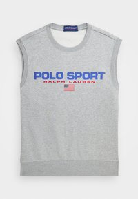 Šedá tílková mikina bez rukávů s nápisem "POLO SPORT" modrými a červenými písmeny, pod ním "RALPH LAUREN" a malou grafikou americké vlajky.