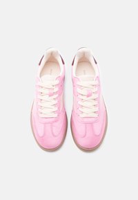 Ροζ σουέντ αθλητικά παπούτσια με εκρού κορδόνια, διαθέτουν στρογγυλεμένη μύτη και λευκές πλαϊνές διακοσμήσεις. Καφέ λαστιχένια σόλα και μπορντό λεπτομέρεια στη φτέρνα.