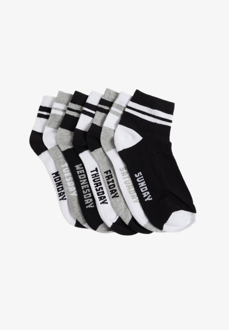 Sešas potīšu zeķes melnā, baltā un pelēkā krāsā, ar baltiem uzrakstiem, kas norāda dienas. Izgatavotas no kokvilnas maisījuma ar svītrām.