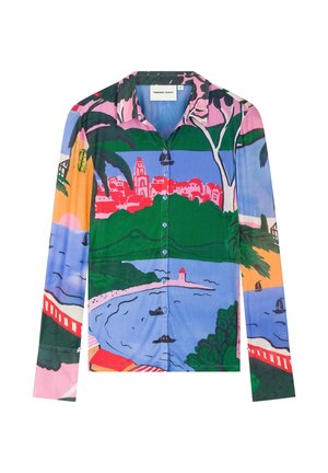 Langärmeliges Hemd mit Knopfleiste und farbenfrohem Landschaftsprint von Küste, Booten, Bäumen, Gebäuden und Sonnenuntergang in Blau-, Grün-, Rosa-, Orange- und Rottönen.