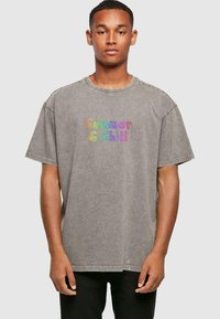 Merchcode SUMMER AND CHILL RAINBOW  HEAVY  - Camiseta estampada - asphalt