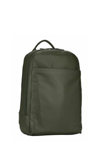 Sac à dos en cuir vert olive avec une texture lisse, forme rectangulaire, poche avant zippée et une poignée supérieure pour le transport.