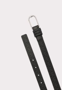 Zwarte leren riem met een textuur, voorzien van een zilveren metalen gesp, met een gladde oppervlakte en vijf gaatjes voor aanpassing.
