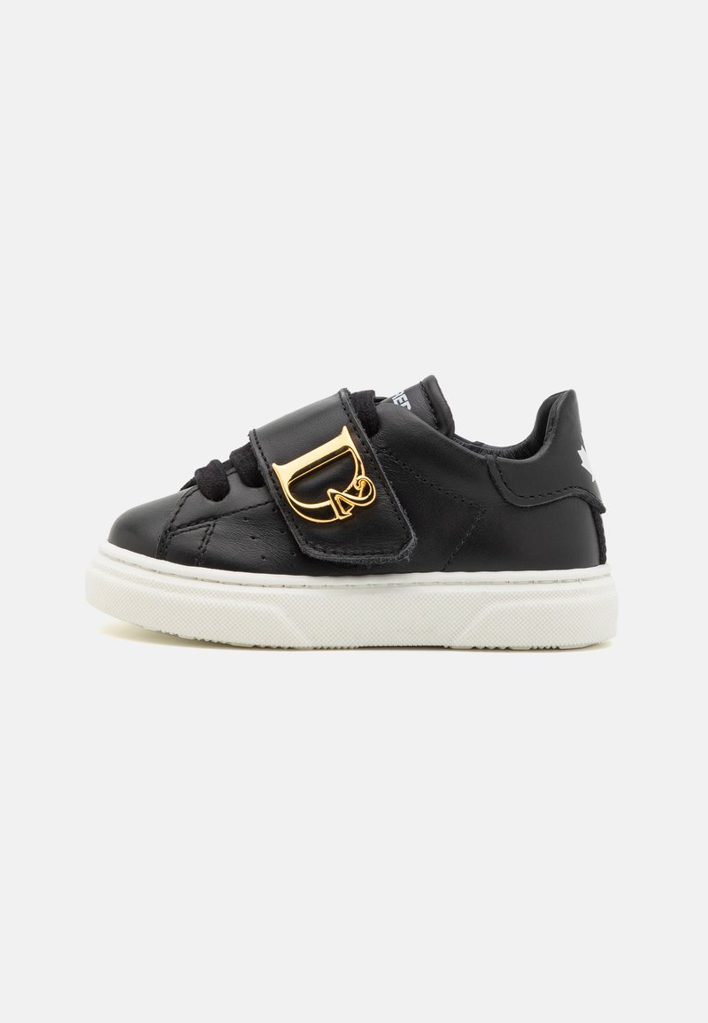 Schwarze Leder-Sneaker mit einer weißen Gummisohle. Verfügt über einen Klettverschluss mit einem goldenen Akzent und texturierten Details im Obermaterial.