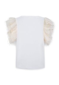 Maglietta bianca con maniche a strati trasparenti e arricciate color crema. Scollatura rotonda, tessuto morbido e vestibilità comoda senza chiusure visibili.