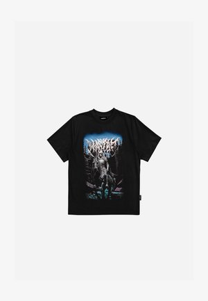 Schwarzes Baumwoll-T-Shirt mit einem grafischen Druck einer Skelettfigur vor einem Waldhintergrund. Das Design verwendet blaue und rosafarbene Akzente.