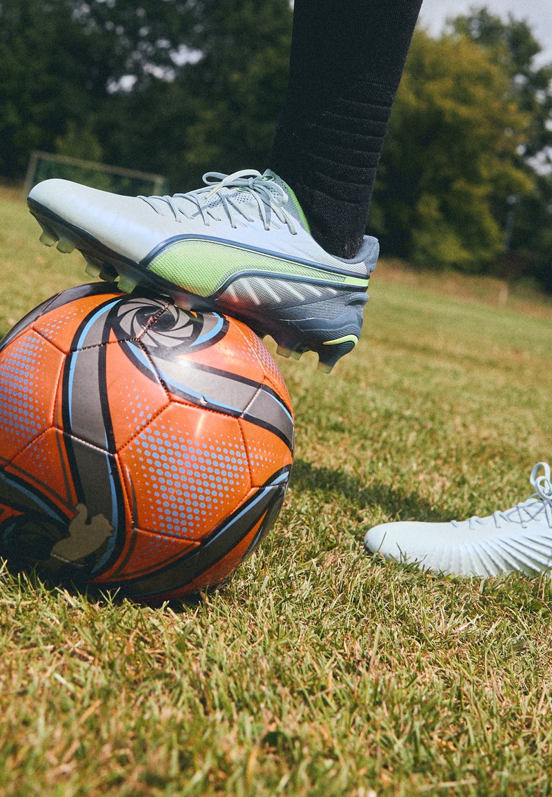 Puma Voetbalschoenen voor kunstgras lichtgrijs