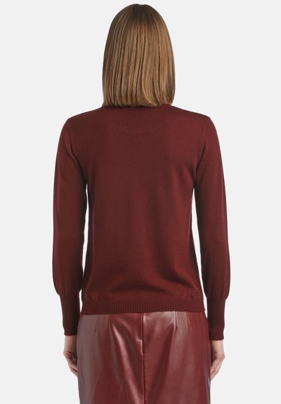 Pulover din tricot burgund cu mâneci lungi și manșete cu nervuri, având o talie ajustată și o textură netedă. Vedere din spate care arată un design curat.