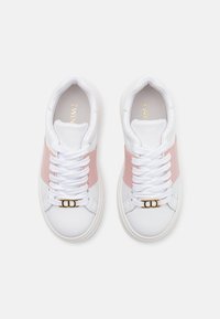Weiße Sneakers mit rosa Akzenten und Schnürdesign. Mit goldenen Hardware-Details an den Schnürsenkeln und einer strukturierten weißen Gummisohle.