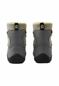 Szare wodoodporne buty z żółtymi akcentami, teksturowaną tkaniną u góry i gumową podeszwą. Wzmocniony obcas oraz pętle ułatwiające zakładanie.