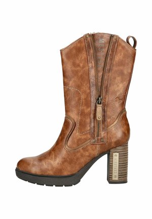 Stivale marrone in pelle fino a metà polpaccio con cerniera laterale, cuciture decorative, linguetta per tirare e tacco a blocco impilato con suola strutturata e placca metallica con il marchio.