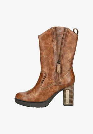 Brauner Lederstiefel bis zur Mitte der Wade mit seitlichem Reißverschluss, dekorativer Naht, Zuglasche und gestapeltem Blockabsatz mit strukturierter Sohle sowie metallischer Markenplakette.