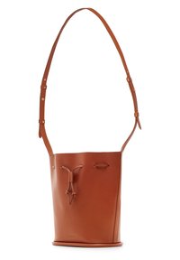 Borsa a secchiello in pelle marrone con chiusura a coulisse, tracolla regolabile e texture liscia; presenta un logo discreto vicino alla base.