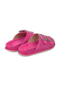 Chaussons en daim rose à enfiler avec une sangle décorative ornée de rhinestones et une semelle intérieure douce et texturée. Semelle de couleur claire.