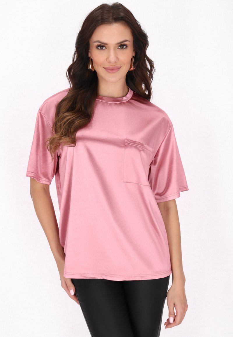 Lyserød satin kortærmet t-shirt med rund halsudskæring og en lomme foran. Stoffet har en glat, blank overflade.