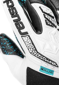 Gant de sport noir et blanc avec des accents en caoutchouc texturé, des motifs géométriques et des coutures turquoise, avec un logo sur la zone du pouce.