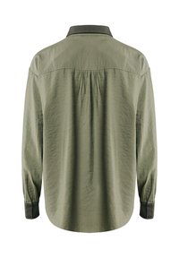 Camicia a maniche lunghe verde oliva con tessuto testurizzato, pieghe posteriori e colletto verde scuro. I polsini abbottonati completano le maniche.