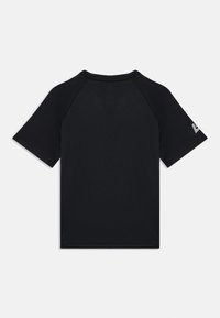 T-shirt noir à manches courtes avec encolure ras du cou et manches raglan. Texture lisse et design minimaliste sans motifs visibles ni matériel.