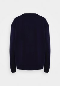 Tmavě modrá mikina s kulatým výstřihem, dlouhými rukávy a žebrovanými manžetami a lemem. Hladká látka bez viditelných vzorů či zdobení.