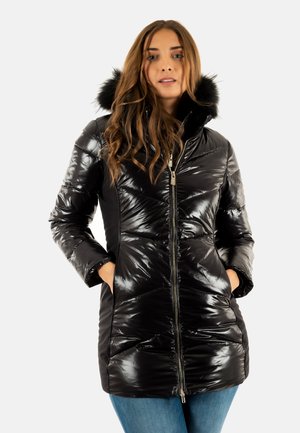 Doudoune noire en tissu matelassé brillant avec capuche doublée en fourrure. Comprend une fermeture éclair, des poches latérales et une silhouette ajustée.