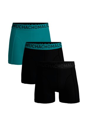 Tri páry boxeriek: jedny v tyrkysovej farbe a dve čierne, s čiernym pásom s nápisom "MUCHACHOMALA" a hladkou textúrou látky.
