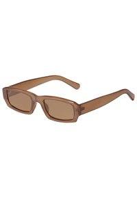 Gafas de sol rectangulares marrones con montura transparente, patillas delgadas y lentes tintados, con una textura suave y un diseño moderno.