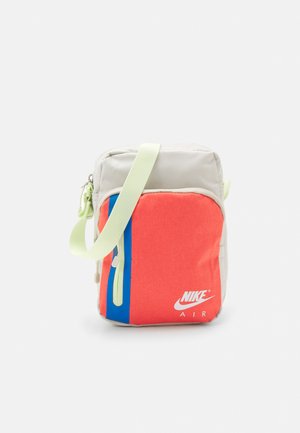 TECH CROSSBODY AIR UNISEX - Axelremsväska - light bone/magic ember/white