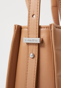 Calvin Klein LINE QUILT MINI TOTE - Borsa a mano - lion