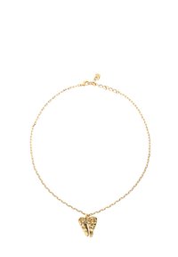 Collar de cadena de oro con un colgante texturizado en forma de hoja. La cadena tiene un diseño delicado y un cierre seguro.