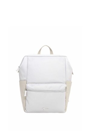 Mochila rectangular blanca y beige con asa superior, bolsillo frontal con cremallera y bolsillos laterales abiertos sobre fondo blanco.