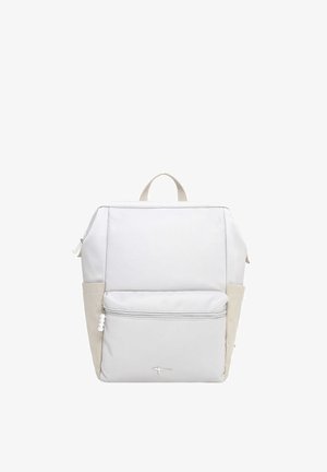 Mochila rectangular blanca y beige con asa superior, bolsillo frontal con cremallera y bolsillos laterales abiertos sobre fondo blanco.