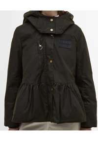 Donkergroene pufferjas met capuchon, peplum taille, gouden details en een vooraan bevestigd logo. Voorzien van een ritszak en knoopsluiting.