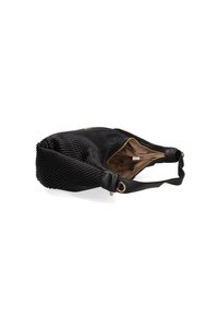 Borsa a spalla nera intrecciata con superficie texturizzata, apertura con zip e tracolla in pelle liscia, caratterizzata da una fodera interna chiara.