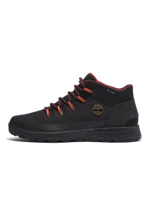 Zwarte mid-top sneaker met donkerrode veters, oranje veterogen, een gestructureerde zool en een gouden boomlogo aan de zijkant.