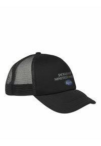 Gorra negra con visera redondeada, paneles traseros de malla y logo bordado "Jack & Jones Nineteen Ninety". Color sólido con acentos metálicos.
