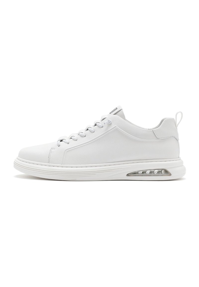 Sneaker bianco con tomaia in sintetico liscio, punta rotonda, design con lacci, collare imbottito e dettaglio di ammortizzazione nell'intersuola.
