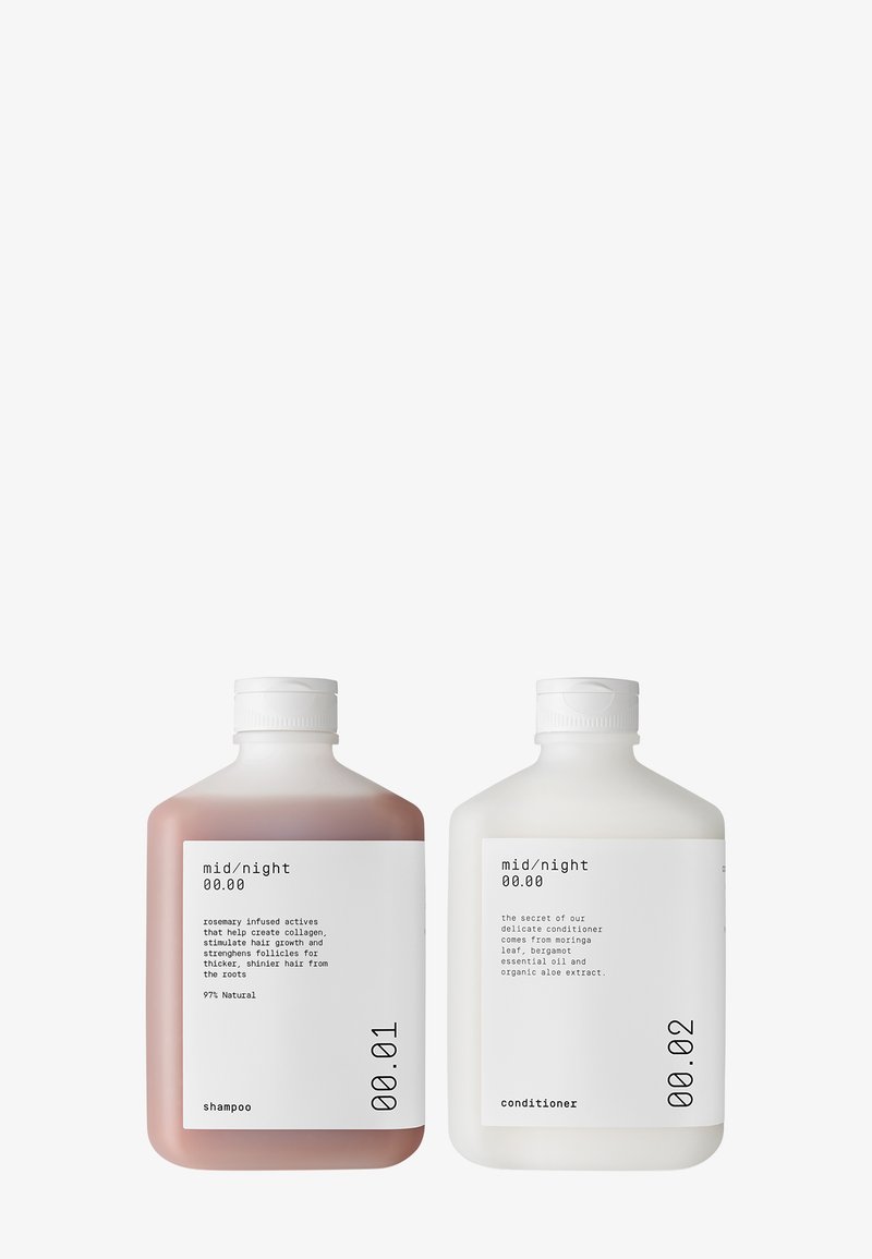 Shampoo- en conditionerflessen. Shampoo: donkerroze, afgeronde randen. Conditioner: wit, iets hoger. Beide met minimalistische etiketten en doppen.