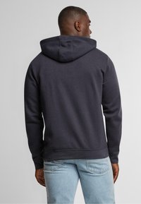 Felpa con cappuccio grigio scuro in misto cotone; presenta una tasca a marsupio, polsini e orlo a coste con una vestibilità comoda.
