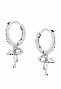 Srebrne kolczyki koła z ozdobnym kształtem kokardy zawieszonym u podstawy, o polerowanym wykończeniu i gładkiej fakturze.