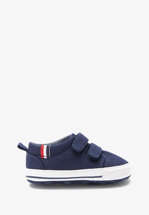 Chaussure pour tout-petits bleu marine avec semelle blanche, deux bandes Velcro et détail rayé rouge, blanc et bleu près du talon.