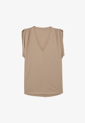 Bézs rövid ujjú felső V-nyakkivágással és redőzött vállrészletekkel, fehér háttéren elhelyezve.
