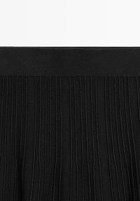 Tissu en maille côtelée noire avec une ceinture élastique unie noire en haut.