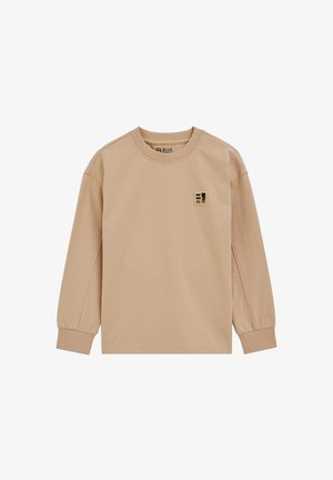 Bēša garām piedurknēm krekls ar apaļu apkakli, ribota auduma aprocēm un nelielu kvadrātveida logotipa uzliku uz kreisā krūtīm.