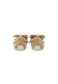 Sneakers in suede di un beige chiaro con lacci coordinati, punta rotonda e suola in gomma bianca testurizzata. La vista posteriore mette in evidenza doppi fiocchi e dettagli minimi.