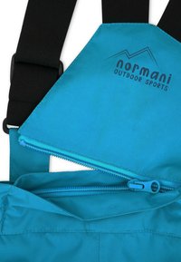 Blauer Outdoor-Sporttasche mit schwarzen, verstellbaren Trägern, ausgestattet mit einer Reißverschlusstasche und dem Markennamen "normani" auf der Vorderseite gedruckt.