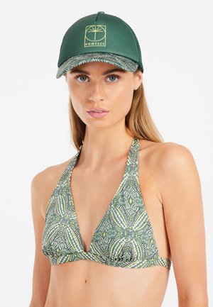 Bikini verde con estampado, de diseño de cuello halter y tirantes finos. Presenta un estampado de flores y hojas, combinado con una gorra verde.